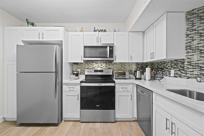 Building Photo - 8851 Wiles Rd Unit 305