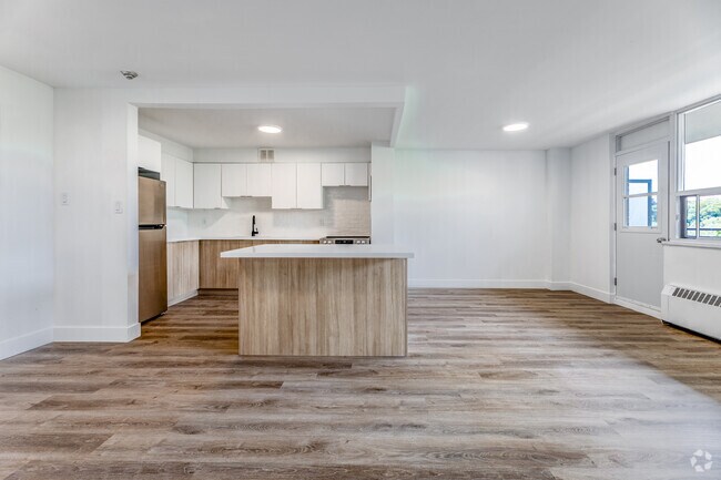 1BR, 1BA - 832SF - Living Room/Kitchen - Park Vista Apartments