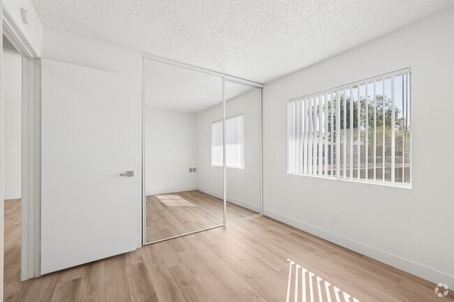 2BR, 2BA - 784SF - Bedroom