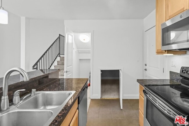 Photo - 10982 Roebling Ave