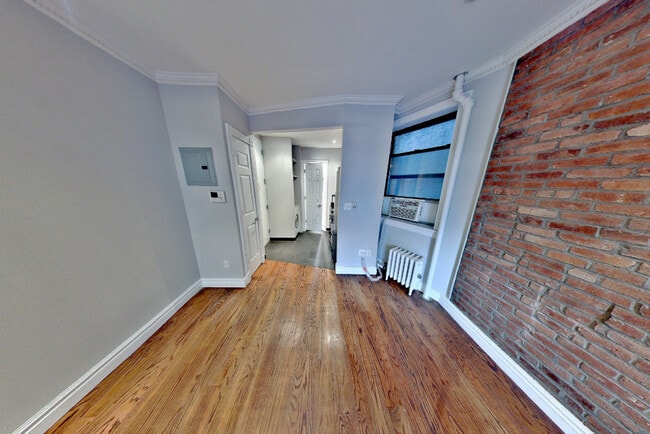 Building Photo - 382 E 10th St Rental