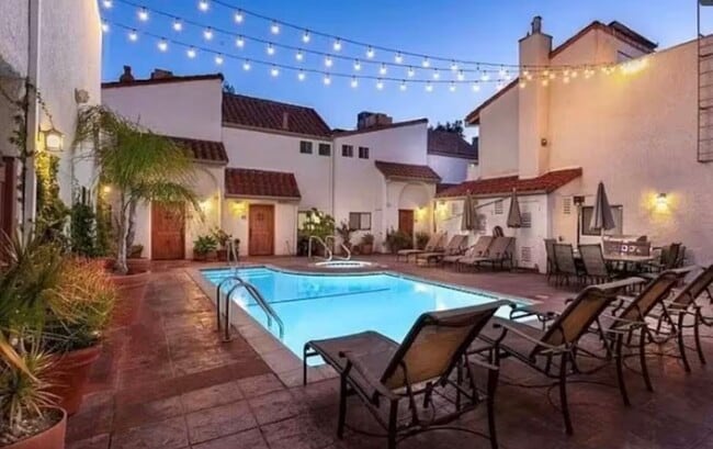 Ambiente de piscina nocturno - 10926 Bluffside Dr Unidad Zen Loft Pool Parking
