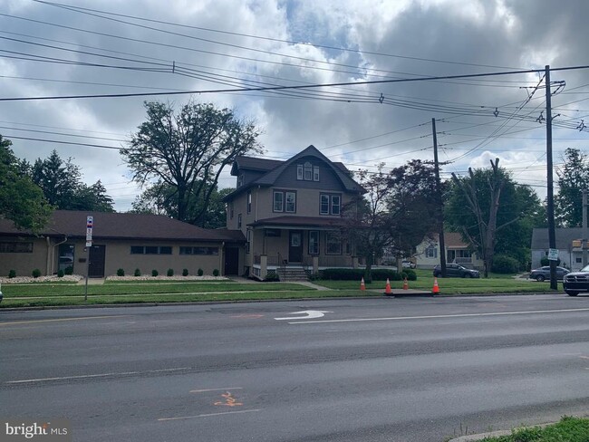 Building Photo - 1072 Parkway Ave