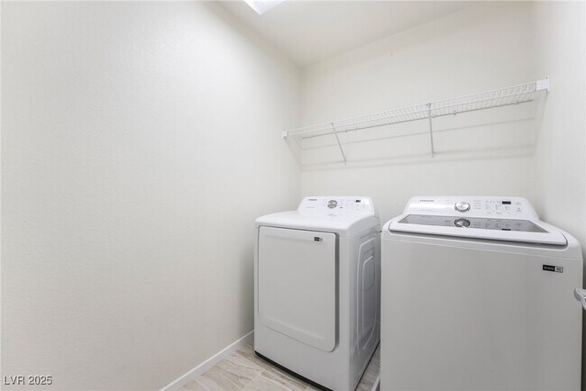 Photo - 698 Iron Bridge St