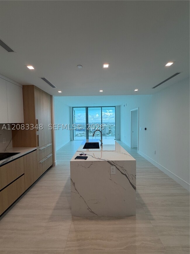 Building Photo - 2411 Laguna Cir Unit 2307