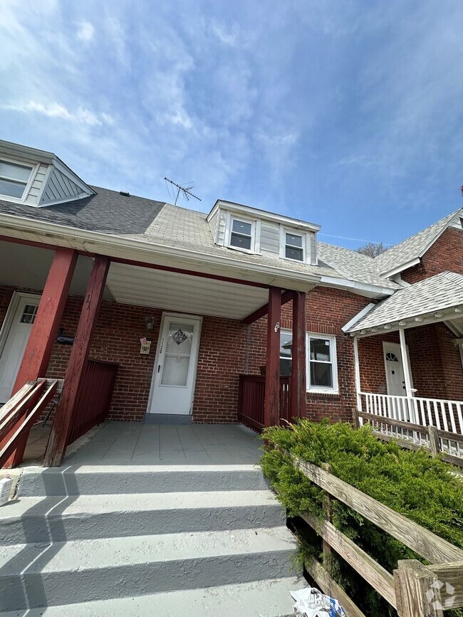 Building Photo - 2 bed 1 bath rowhome