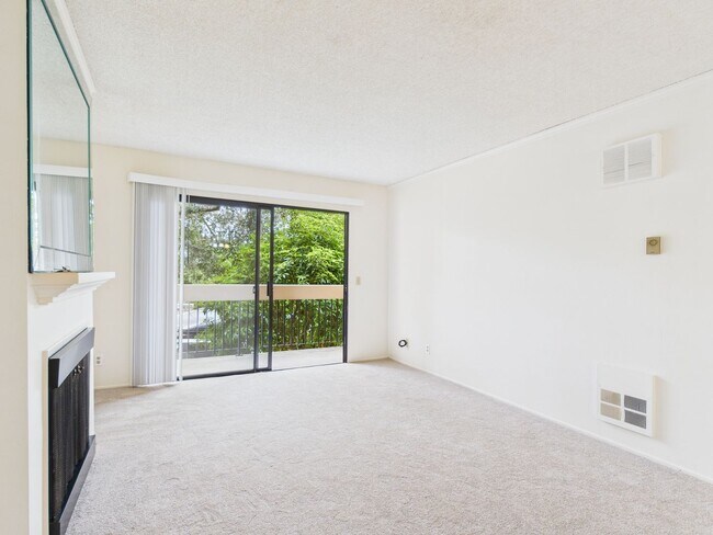 Building Photo - 1/1 Golden Oaks Condo for rent