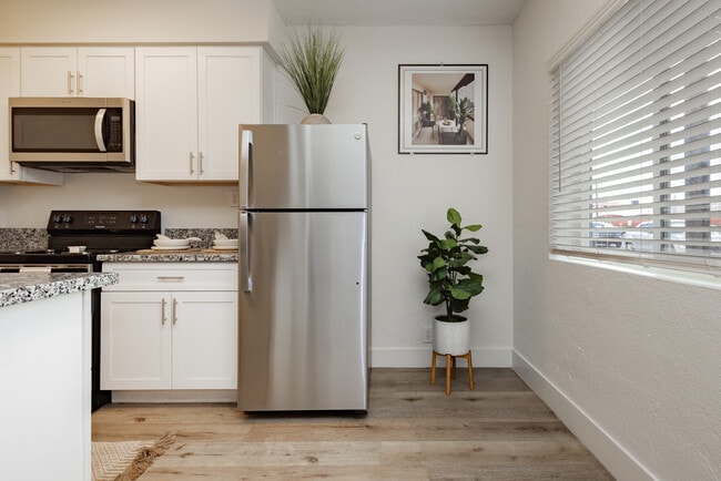 Building Photo - Courtyard 525 Apartments