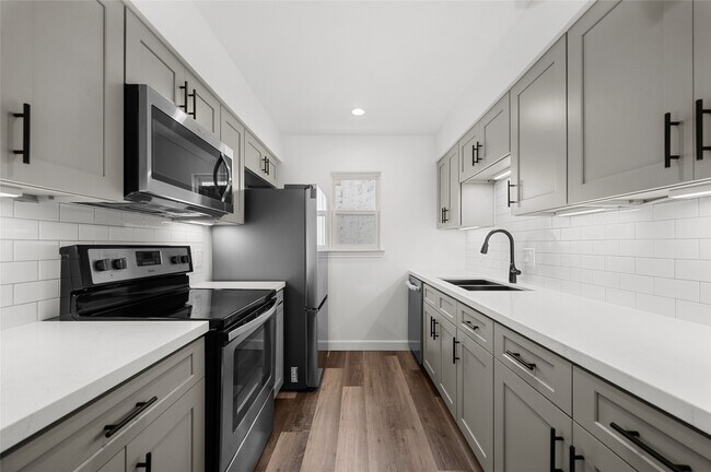 Building Photo - 2744 Briarhurst Dr Unit 33 Rental