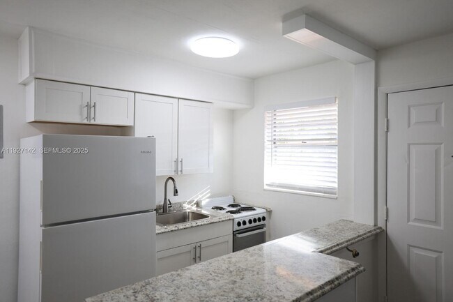 Building Photo - 1235 W 66th St Unit 15