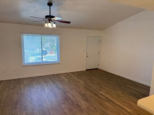 Photo - Great Location! Updated Townhouse Convenie...
