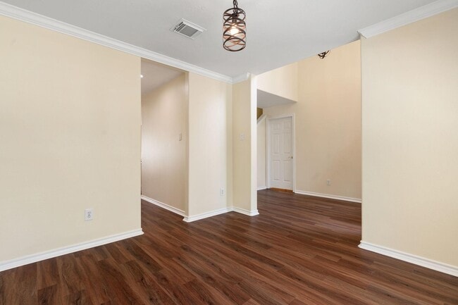 Photo - 27 N Queenscliff Cir