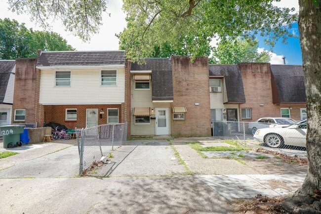 Bright, Clean, and Move-In Ready Townhome - Bright, Clean, and Move-In Ready Townhome
