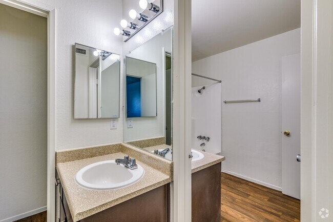 2 BR, 2 BA (Renovated) - 912 SF