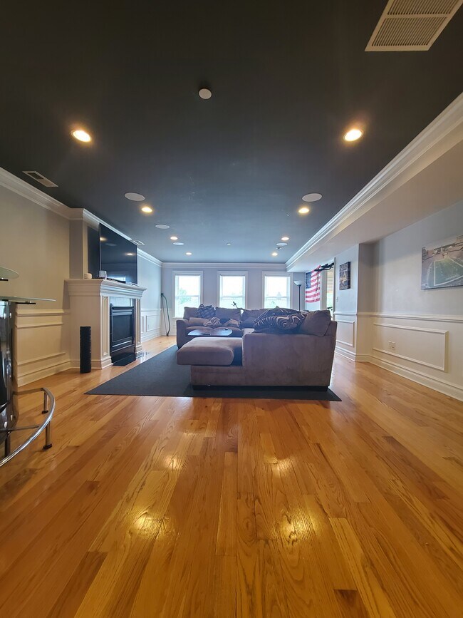 Photo - 202 W Broadway Unit 4