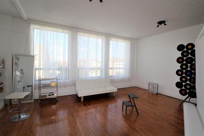 Photo - 107 W Sycamore St