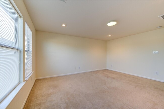Building Photo - 15326 Mission Oak Dr