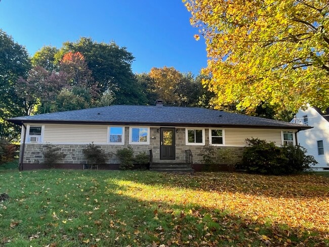 Front of house - 14 Fleetwood Park Unit B