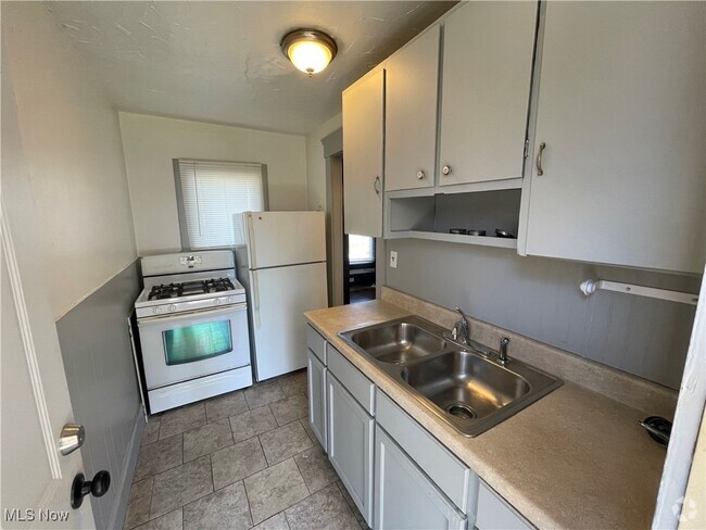 Building Photo - 1052 Yale St Unit 1 Rental