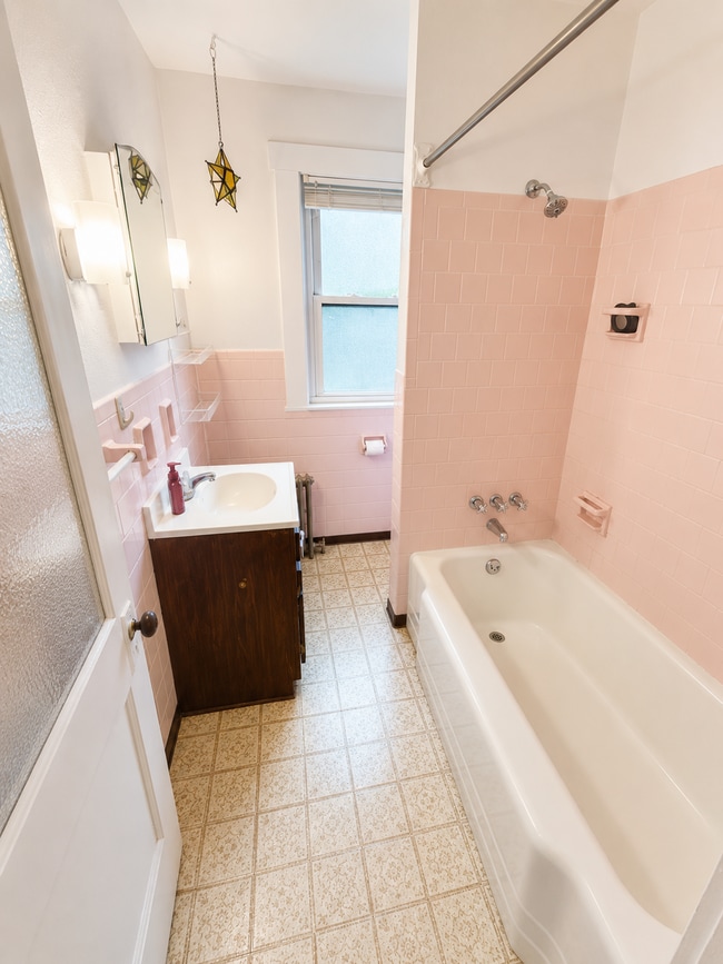 Photo - 5846 Douglas St