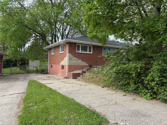 Photo - 2415 Chesstal St