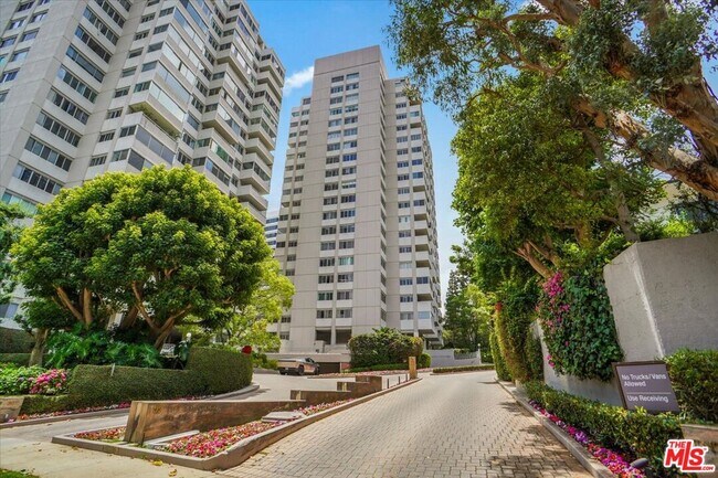Photo - 865 Comstock Ave Condo Unit 8C