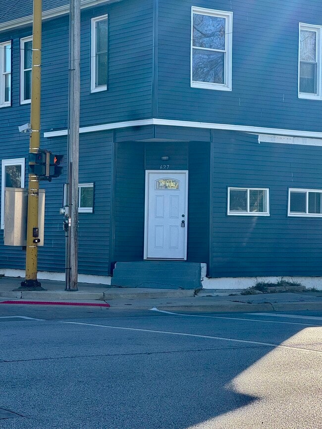 Photo - 627 N Division St