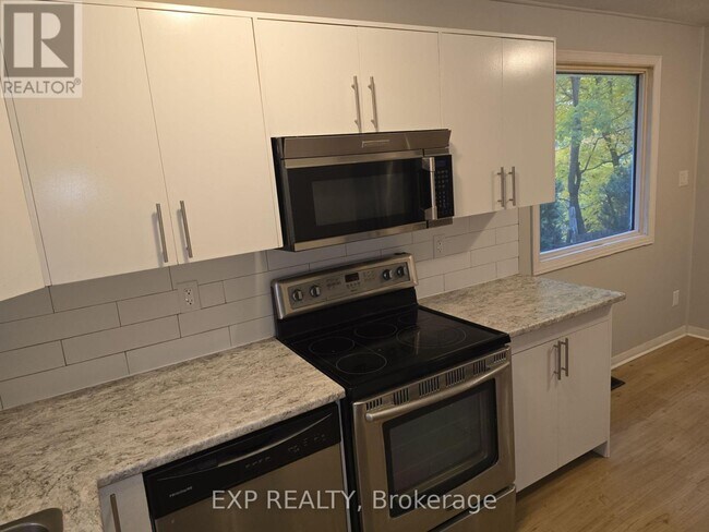 Photo - 89 Wellington St E