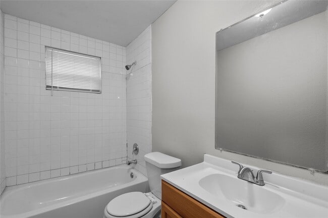 Building Photo - 2328 Boss St Unit B