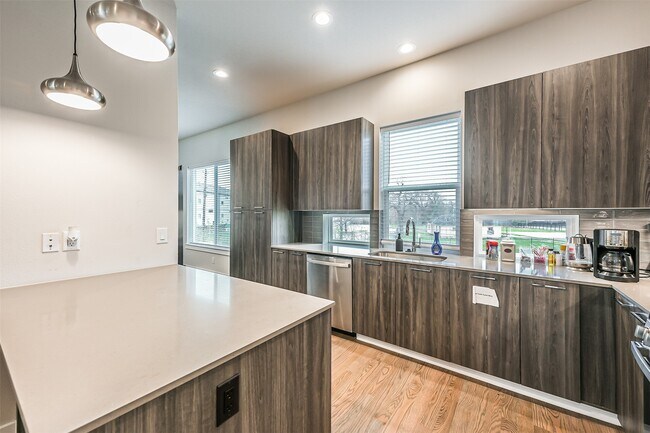 Photo - 2136 Dennis St