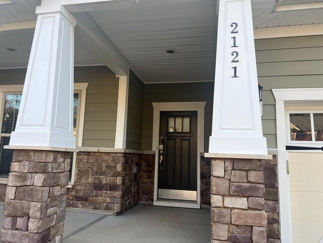 Building Photo - 2121 Chipley Dr