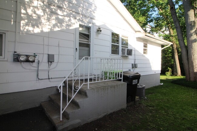 Building Photo - 403 Jewell Dr Unit Apt