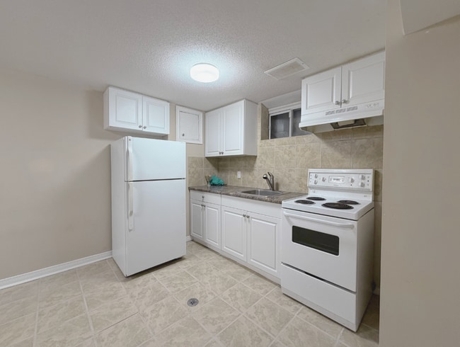 Building Photo - 841 Garth St Unit 2