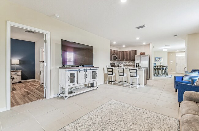 Photo - 1398 Crescent Hoop Wy