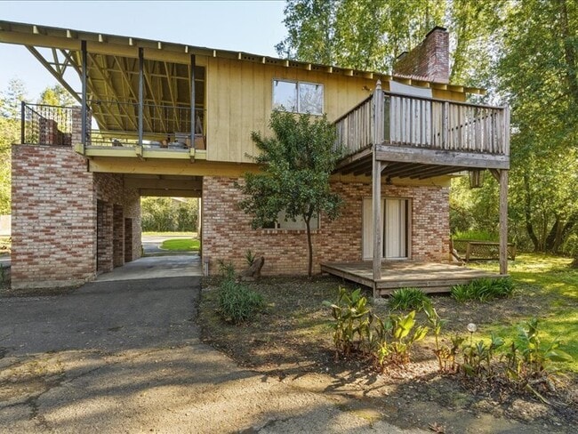 Photo - 1863 Bailhache Ave