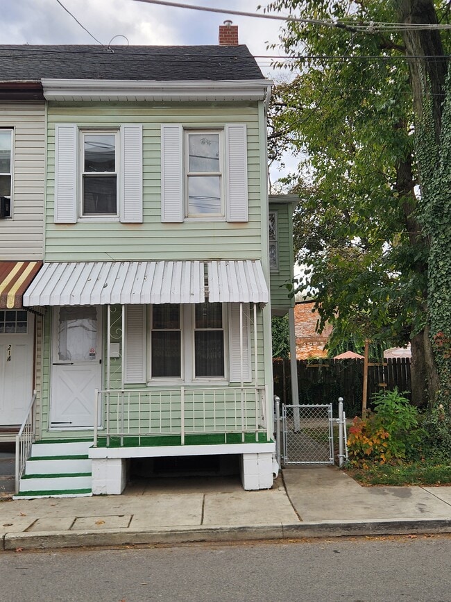 Building Photo - 212 Chestnut St