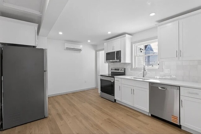 Building Photo - 79 Fox St Unit 2