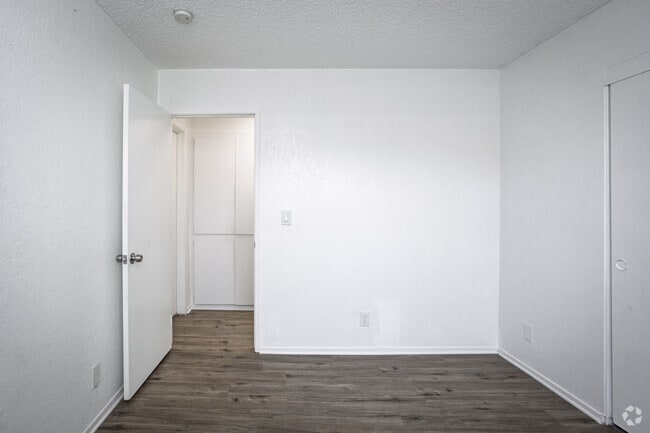 2 habitaciones, 2 baños - 800-850 pies cuadrados - Habitación principal - 1776 Temple Ave