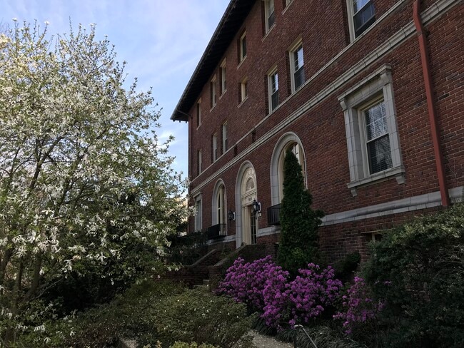 Photo - 901 University- HEAT AND HOT WATER INCLUDED