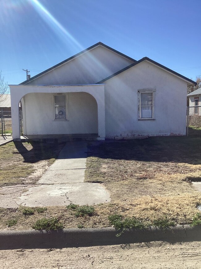 Vintage 3 bedroom 1 bath home! - Vintage 3 bedroom 1 bath home!