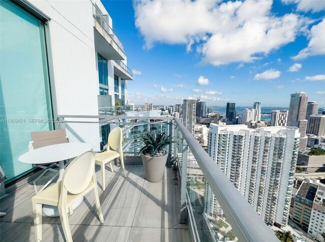 Building Photo - 92 SW 3rd St Unit PH5213