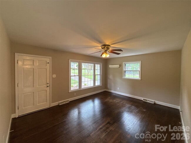 Photo - 1427 Churchill Dr