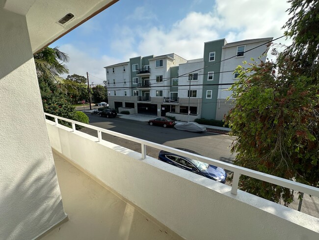 Private Front balcony - 3854 Moore St Apartments Unit 3