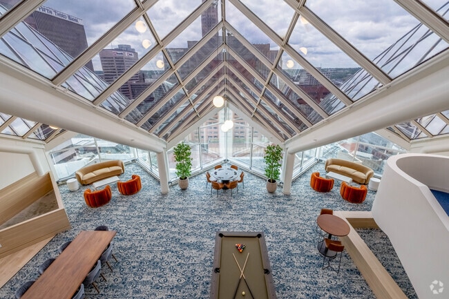 Sky Lounge - 7 West 7th Apartments