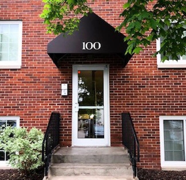 Building Photo - FALL 2026! 1 Bedroom Condominium just blocks from Kinnick and UIHC