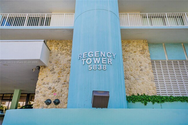 Photo - 5838 Collins Ave Unidad 14G Rental