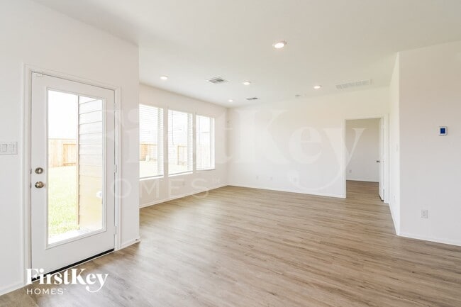 Photo - 707 Willow Harbor Ln