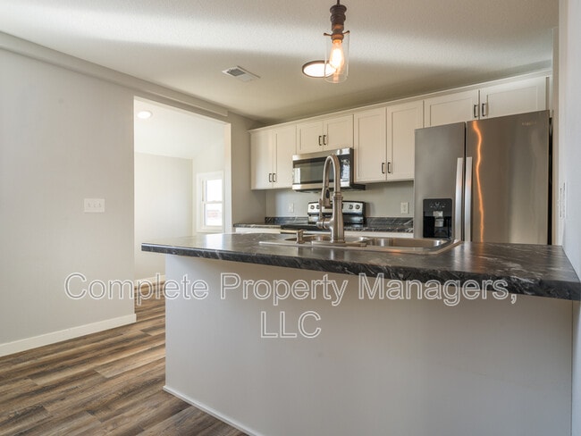 Photo - 103 Main St E