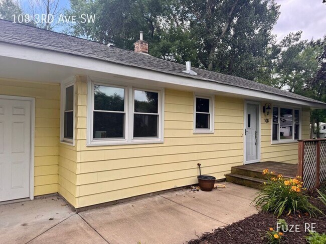 Photo - 108 3rd Ave SW