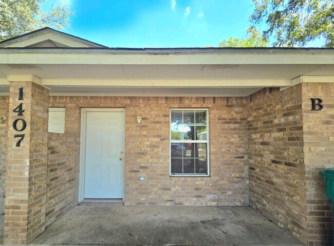Building Photo - AVAILABLE NOW! -$100 OFF MOVE IN SPECIAL  ...